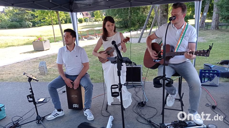 „Katie – finest Pubmusic“ spielte beim &quot;Dinner in Weiß&quot; in Waldershof. Bild: fpoz