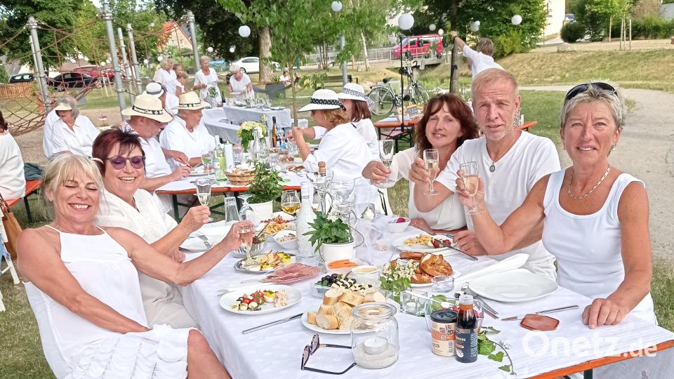 Dinner in Weiß in Waldershof. Bild: fpoz