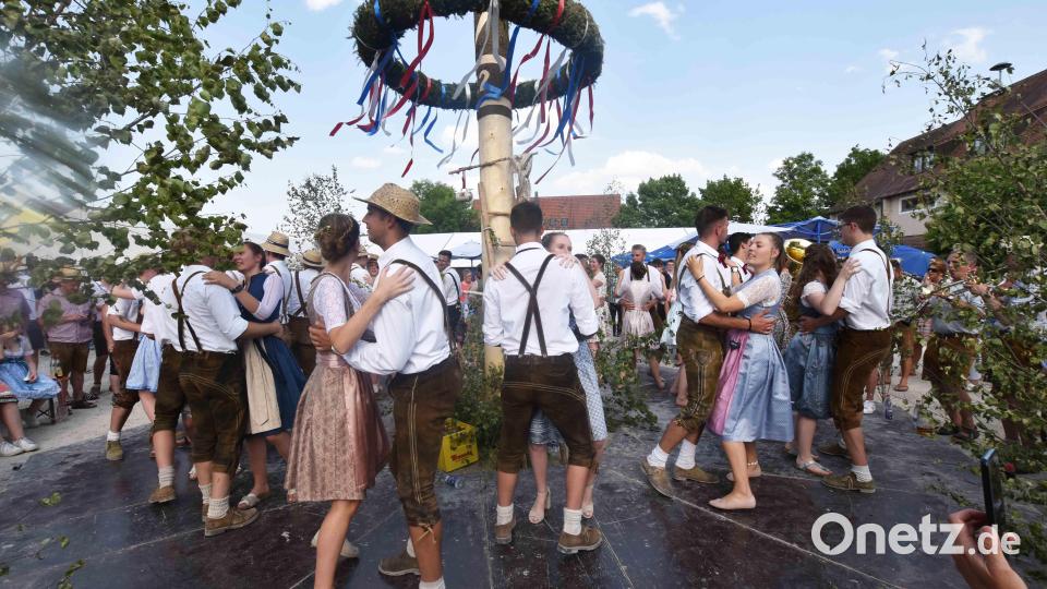 Das Baumaustanzen verlangt den 20 Paaren der Vitus-Kirwa bei großer Hitze einiges ab. Bild: no