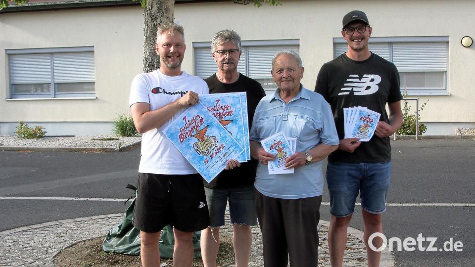 Den Festausschuss für das Bürgerfest 2022 in Fuchsmühl bilden (von links) Andreas Günthner, Bürgermeister Wolfgang Braun, Heinrich Schärl und Maximilian Ströll. Entschuldigt hatten sich bei der Präsentation Sebastian Käs und Nico Wolf. Bild: wro
