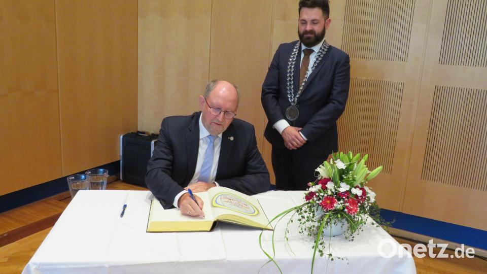 Der Eintrag ins Goldene Buch der Stadt Neustadt. Bild: adj