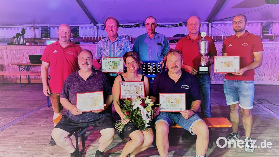Die beste Kartenspielerin Doris Neumann verweist Michael Bugera (links) auf den zweiten und Hans Meißner (rechts) auf den dritten Platz. Der Vorsitzende Markus Kleber (hinten, links) und Stellvertreter Benjamin Heider (hinten, rechts) gratulierten zudem Karl Zimmermann zum vierten Platz, Andreas Ach zum Trostpreis und Stefan Völkl zur Marktmeisterschaft und zum Preisgeld. Bild: gz