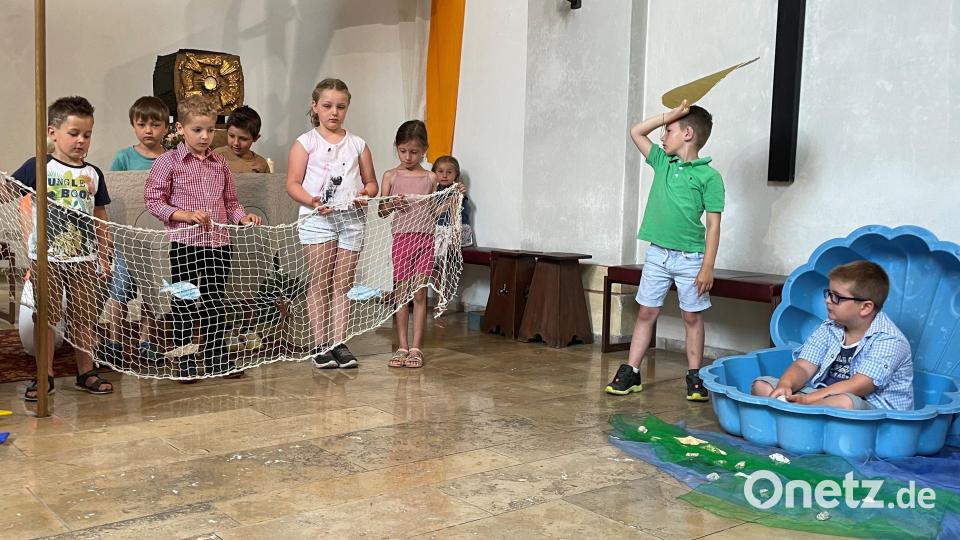 Mit einer Symbolgeschichte in der Kirche zeigten die Buben und Mädchen, dass in jedem ein Schatz steckt. Bild: gis