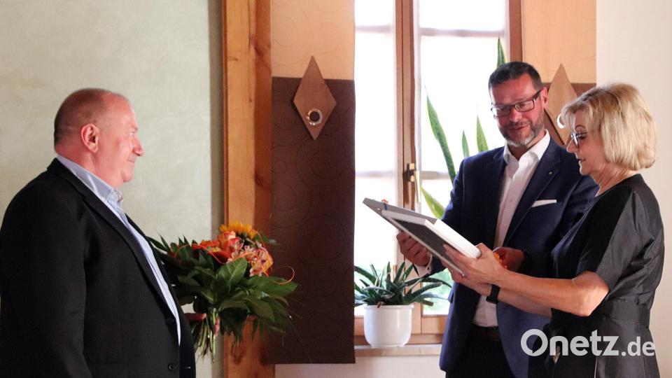 Ehrung für Eva Birkmüller durch Michael Sommer (re) und Frank-E. Kirchhof Bild: jma