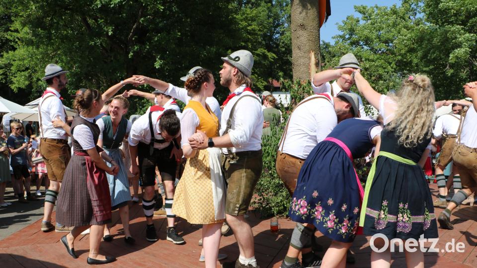 Die Weißenberger Kirwapaare in Aktion beim Baumaustanzen. Bild: gru