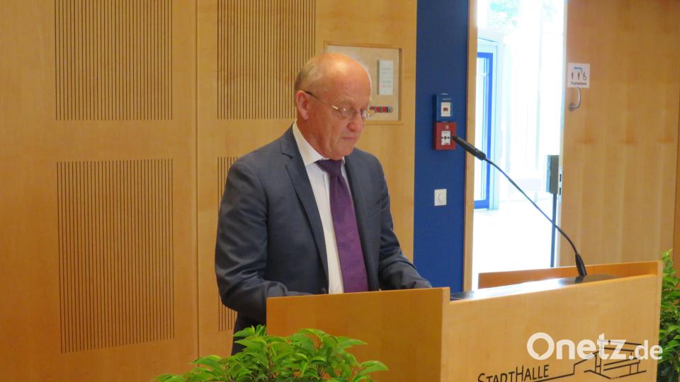 Martin Staffe von den Kulturfreunde Lobkowitz gratuliert. Bild: adj