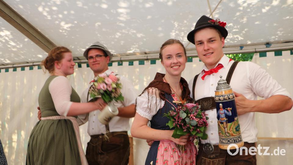 Das Oberkirwapaar (vorne) Selina Lier und Johannes Brandt, links davon Kirwa-Chefin Marina Ehras mit ihrem Partner. Bild: gru