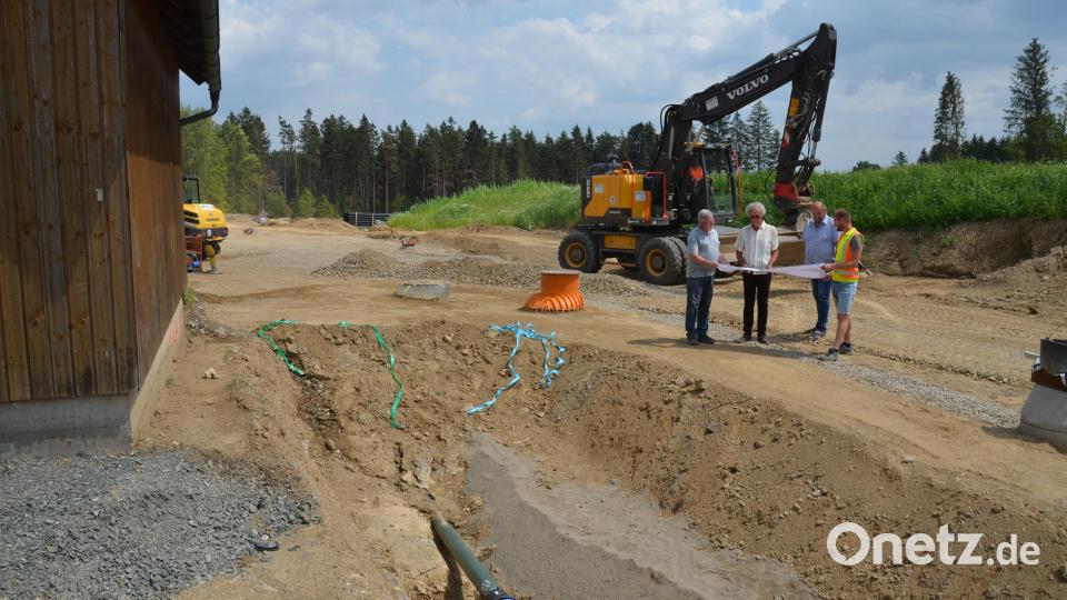 Derzeit laufen die Erschließungsarbeiten des neuen Gewerbegebiets entlang der Kreisstraße NEW 50 in Richtung Braunetsrieth. Auf dem vier Hektar großen Areal ließen sich Bauleiter Dietmar Hammerl von der Bamler Ingenieur GmbH, dritter Bürgermeister Alfons Raab und Außendienstleiter Karl Frey (von links) lässt sich vom Bauleiter der Firma Seebauer aus Girnitz, Matthias Vogl, über den Fortschritt berichten. Bild: dob