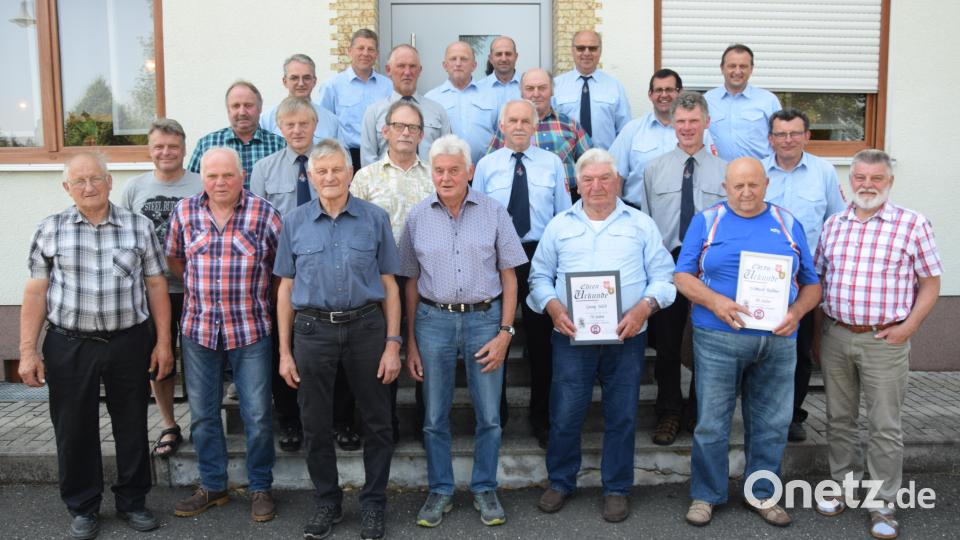 Mitglieder der Feuerwehr Lerau, die für 40, 45, 50, 55, 60 und 70 Jahre Treue geehrt wurden. Georg Selch (vorne, Dritter von rechts), ist 70 Jahre dabei Bild: fz