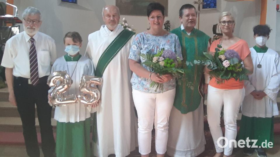 Im Gottesdienst zum Kindergartenjubiläum dankten und ehrten (hinten, von links) Kirchenpfleger Manfred Prechtl, Diakon Franz Lautenbacher und Pfarrer Ferdinand Weinberger Karin Müller (von links) und Petra Köstler für ihr Engagement. Bild: gis