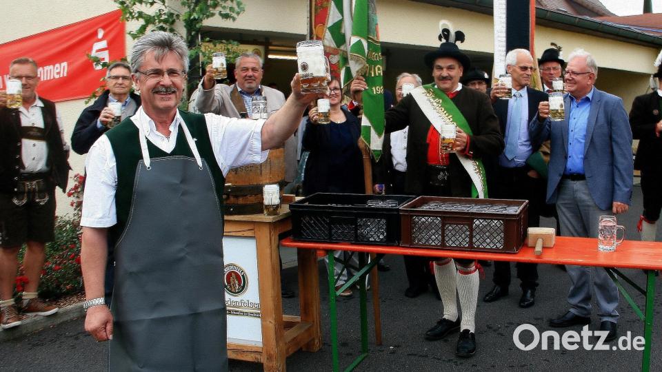 Das erste Bierfass wird am Samstag gegen 19 Uhr angezapft. Diese Aufgabe übernimmt Bürgermeister Wolfgang Braun (vorne links). Zuletzt fand das Bürgerfest im Juni 2018 statt. Mit dabei die Andreas-Hofer-Schützen aus der Partnergemeinde Sankt Leonhard im Passeiertal. Archivbild: wro