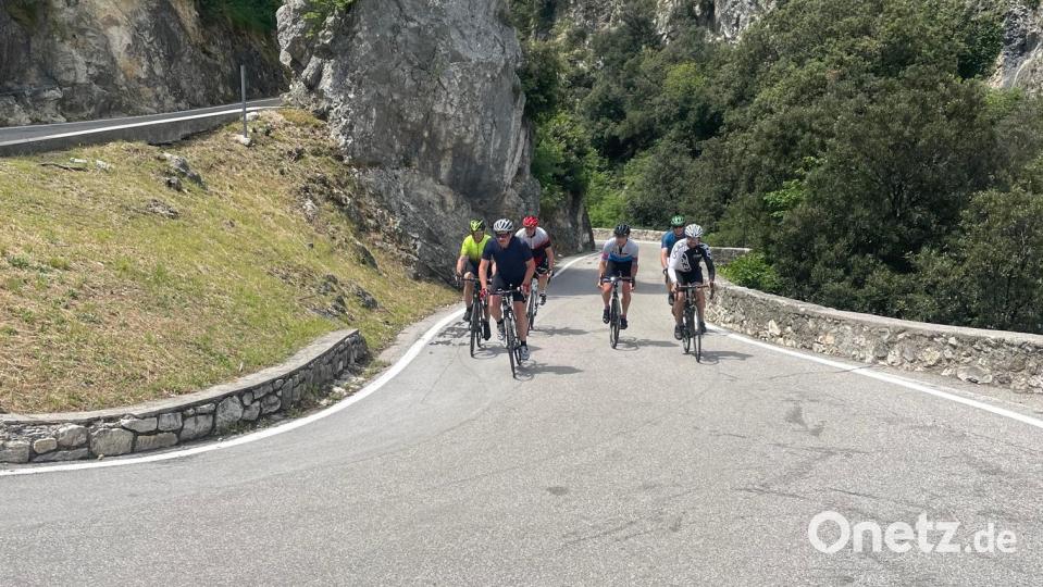 Die Rennradfahrer schrauben sich Kurse um Kurve nach oben. Bild: Flieger/exb