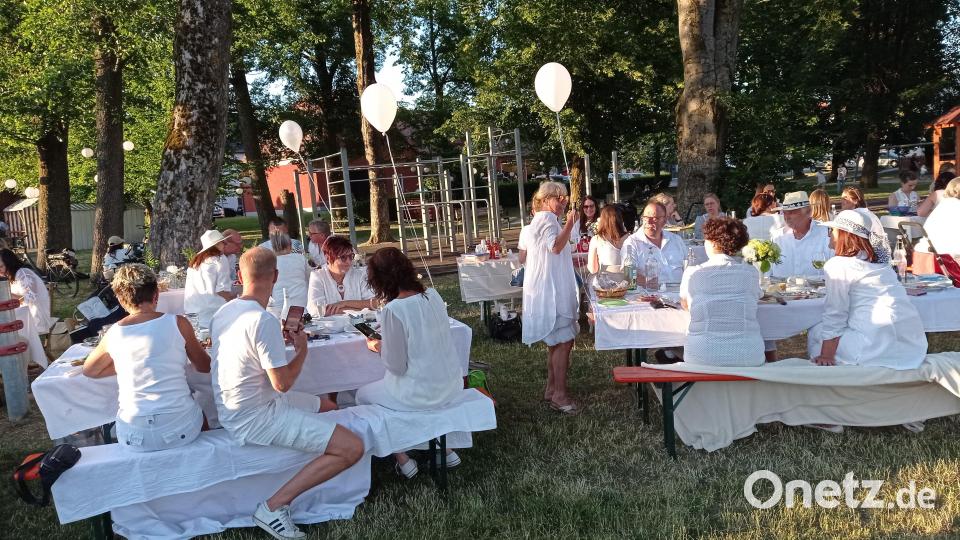 Dinner in Weiß in Waldershof. Bild: fpoz