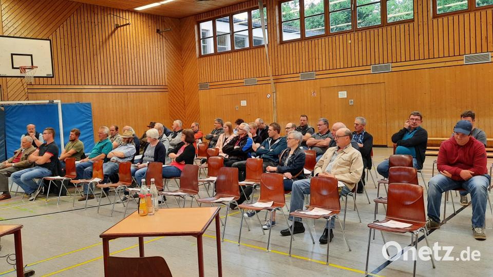 Rund 40 Gäste ließen sich vom Amt für Ländliche Entwicklung über eine mögliche Flurneuordnung in Zangenstein informieren. Bild: Franz Stockerl/exb