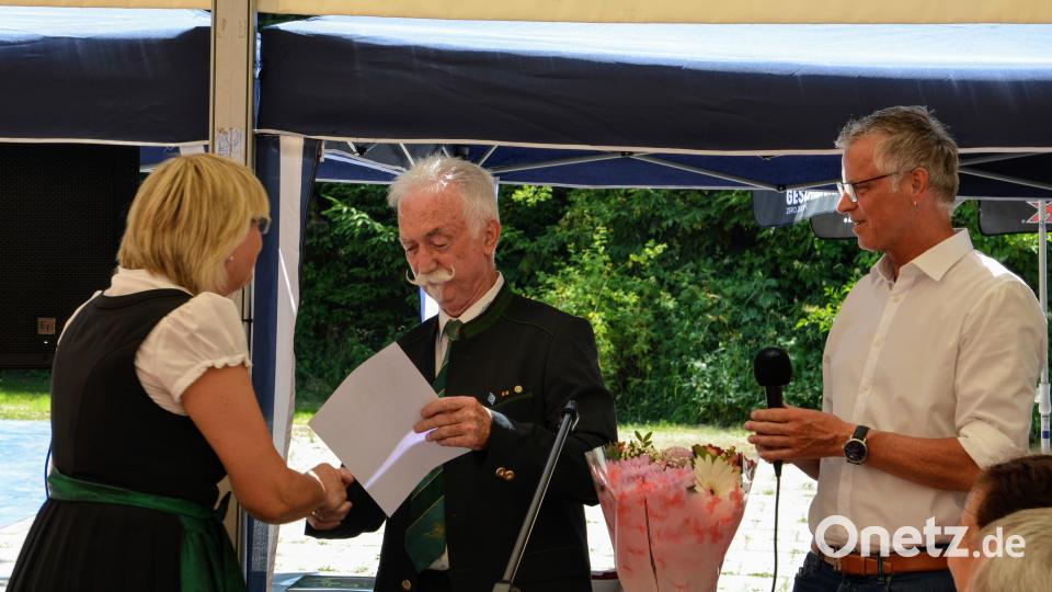 Der Präsident des Oberpfälzer Schützenbundes, Franz Brunner, verleiht Schützenmeisterin Anita Zirnig die goldene Verdienstnadel. Mit dabei Bürgermeister Hermann Falk (rechts). Bild: fdl
