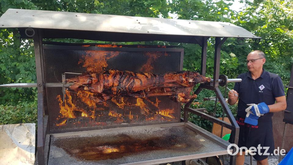 Die Sau am Spieß war das kulinarische Highlight auf der Heimkirwa der DPSG. Küchenchef Peter Zimmermann hat es mit seinen GSG-Helfern neun Stunden lang zubereitet. Bild: Tobias Gräf