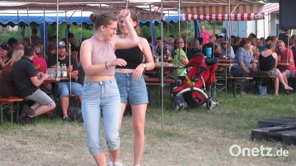 Die Zwillingsschwestern Selina und Vanessa Brüderer schwangen trotz großer Hitze das Tanzbein. Bild: sei