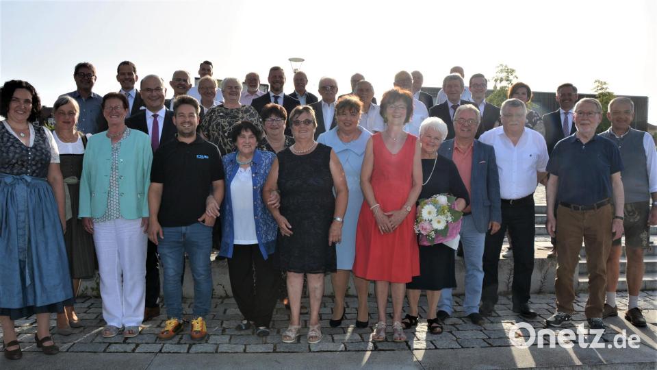 Eine ganze Reihe von verdienten Persönlichkeiten wurde beim Ehrenabend des CSU-Kreisverbandes geehrt. Bild: jr
