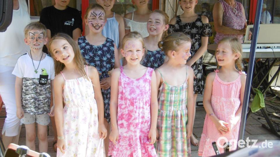Die Martinsspatzen bei ihrem Auftritt bei Luher Pfarrfest. Die junge Truppe erhielt viel Applaus. Bild: rgl