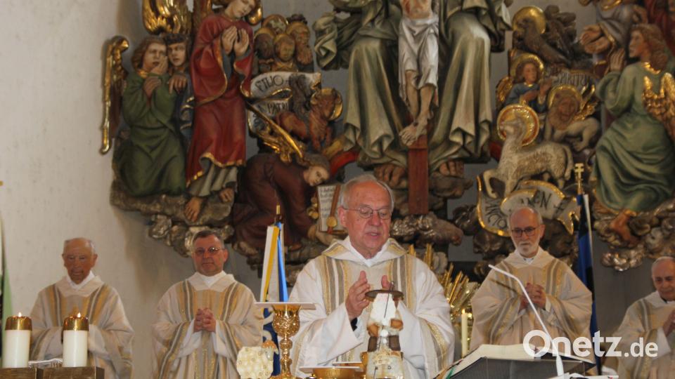 Mit befreundeten Priestern mit Pfarrer Bruno Todt, Pfarrer Markus Brunner von St. Georg, Pfarrer Johannes Lang und Pfarrer Josef Frey feierte Pfarrer Ludwig Gradl (Mitte) sein Priester- und Geburtstagsjubiläum. Bild: ads