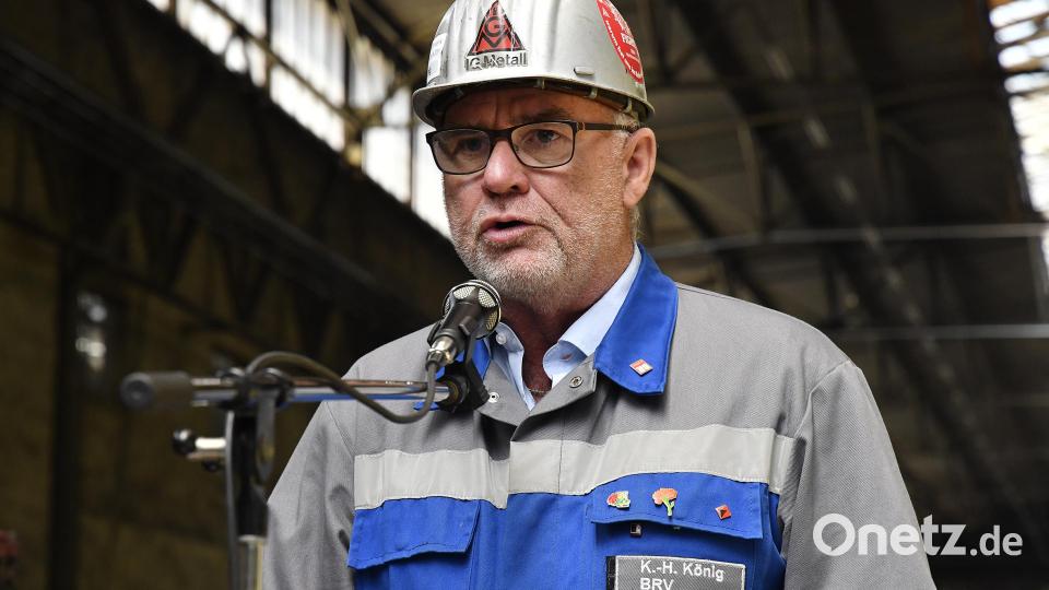 Betriebsratsvorsitzender Karl-Heinz König teilt der Belegschaft mit, dass zwei Käufer für das insolvente Rohrwerk gefunden sind. Bild: Petra Hartl