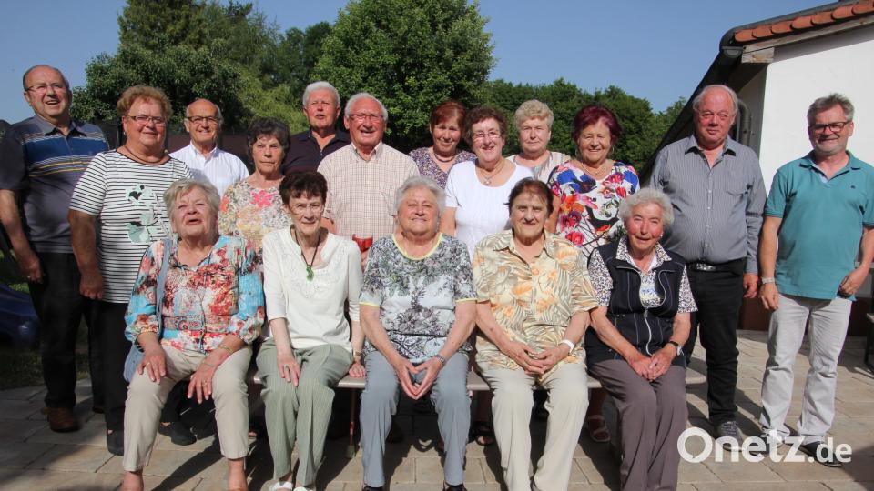 Langjährige Mitglieder, die dem BVS-Reha-Sportverein schon seit Jahrzehnten die Treue halten, wurden in der Jahreshauptversammlung geehrt. Bild: kro