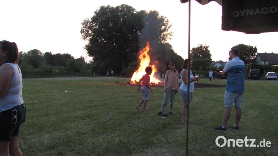 Wegen der großen Hitze betrachteten die meisten Gäst und auch die Kinder das Feuer meistens nur aus sicherer Entfernung. Bild: sei