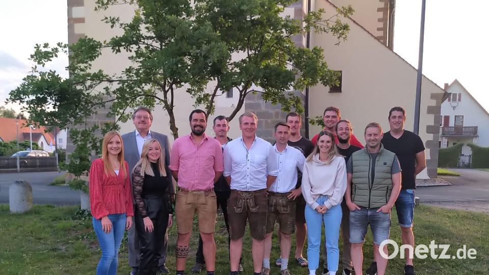 Die Kirwagemeinschaft Sorghof wählt eine neue Führung (hinten, von links): Bürgermeister Hans-Martin Schertl, Christian Graf, Patrick Ertl, Alexander Irlbacher, Christian Renner und Emanuel Gonzales; vorn (von links): Verena Wölker, Deborah Burger, Martin Wölker, der neue Vorsitzende Manuel Heidenreich, Manuel Plößner, Lena Pilhofer und Wolfgang Plößner. Bild: Christian Renner