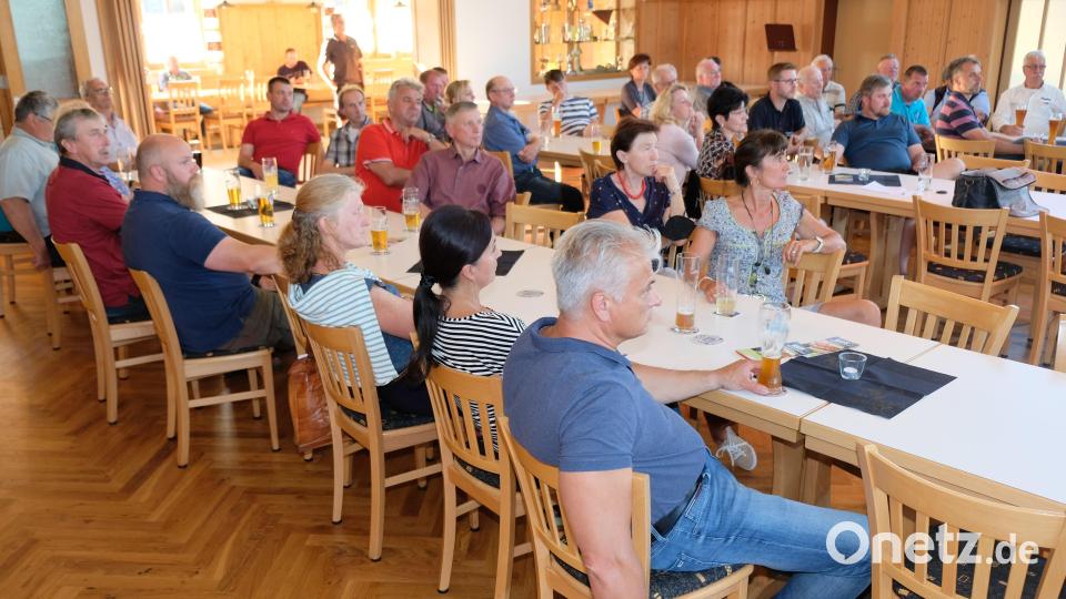 Gut 50 Besucher interessierten sich im Oberbibracher Schützenhaus für die Gemeindeentwicklung der letzten Jahre und diskutierten bei Fragen zu den Zukunftsaufgaben lebhaft mit. Bild: do