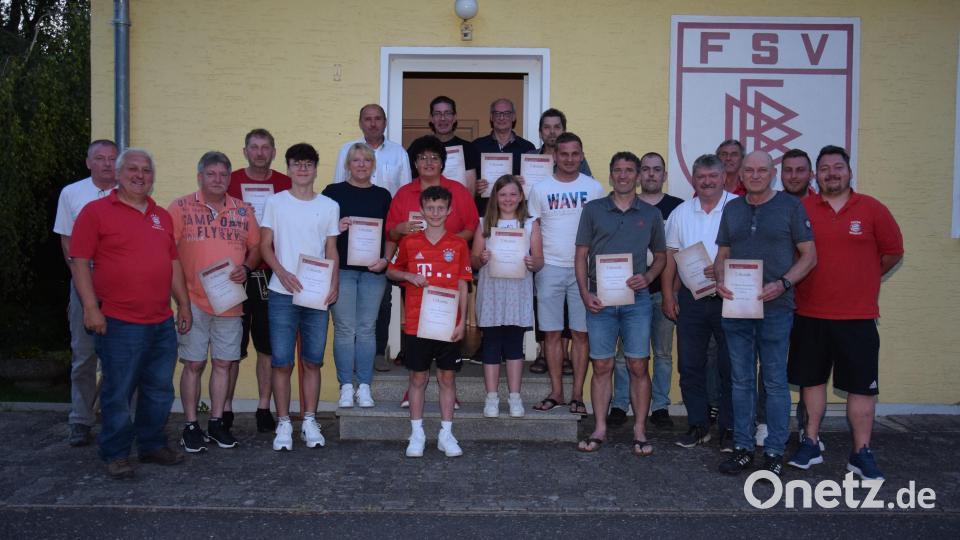Die vielen Ehrungen des Fanclubs nimmt Vorsitzender Martin Troidl (vorne, links) noch vor, bevor er sein Amt abgibt. Bild: fla