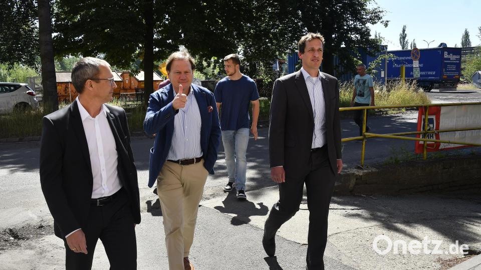 Anwalt Sebastian Schottmüller (links) und Maxhütte-Geschäftsführer Thomas Forster (Mitte) auf dem Weg zur Versammlung. Bild: Petra Hartl