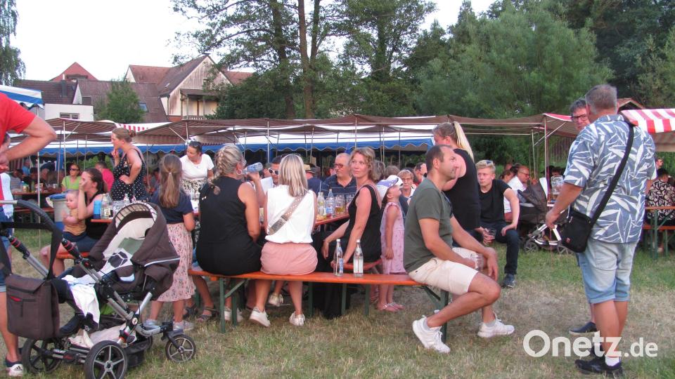 Vom Baby im Kinderwagen bis zu den Großeltern feierten mehrere Generation am alten Festplatz beim Johannisfeuer des Manteler Stammtisches. Bild: sei