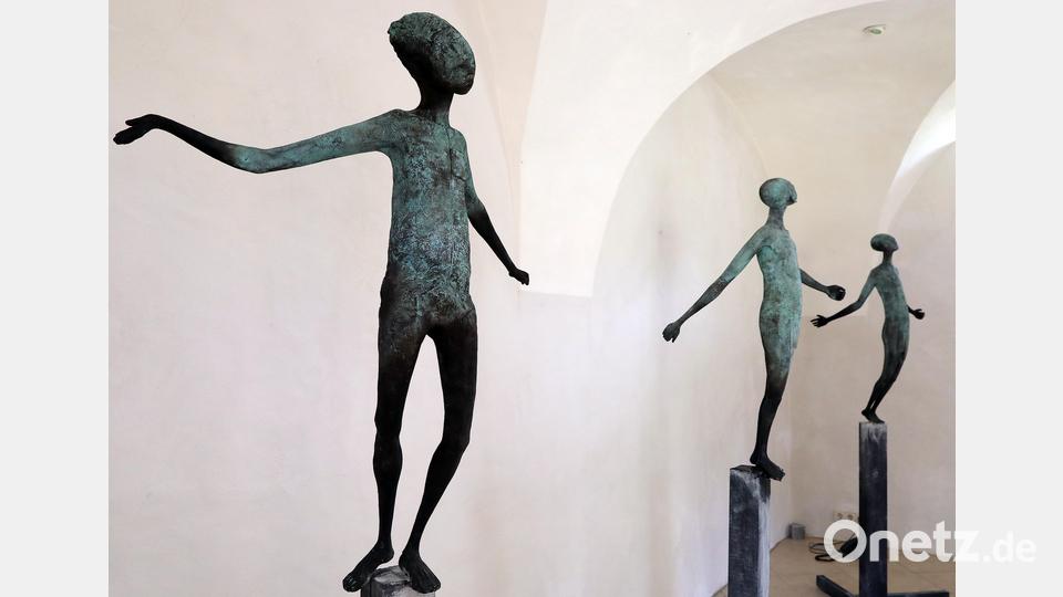 Diese drei Figuren werden bald nach Ursensollen umziehen. Dort werden sie durch Tuchelemente verbunden, in Aschach kann man sie momentan noch getrennt voneinander sehen. Bild: Wolfgang Steinbacher