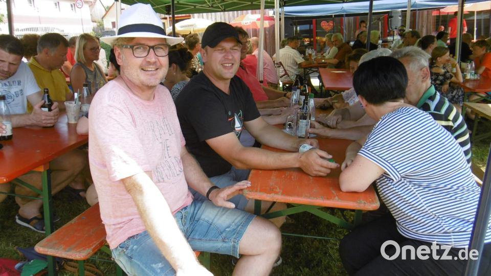 Unter Pavillondächern konnten die Besucher die Hitze einigermaßen aushalten. Bild: rgl