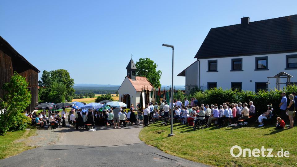 An der Rödlaser Kapelle wurde der Festgottesdienst gefeiert, zelebriert von Pfarrer Johann Hofmann. Bild: fdl