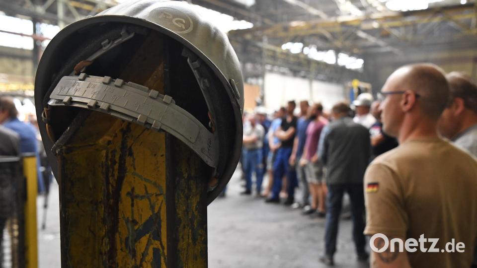 Im Rohrwerk wird der Betrieb weiterlaufen. Die Spannung fällt von den Arbeitern ab. Bild: Petra Hartl