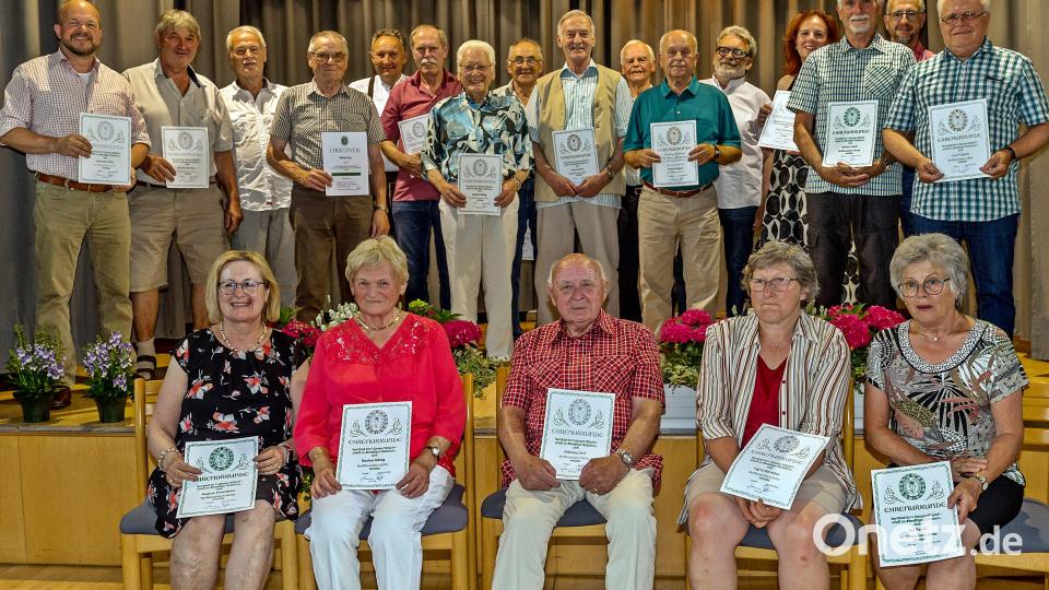 Viele Mitglieder erhielten die Ehrungen, die zwischen 15 und 50 Jahre im Verein sind. Dieter Kurz (Vierter von links) ist Ehrenmitglied. Bild: R. Kreuzer