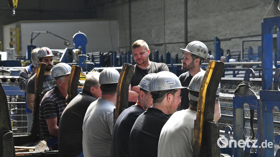 Im Rohrwerk wird der Betrieb weiterlaufen. Die Spannung fällt von den Arbeitern ab. Bild: Petra Hartl