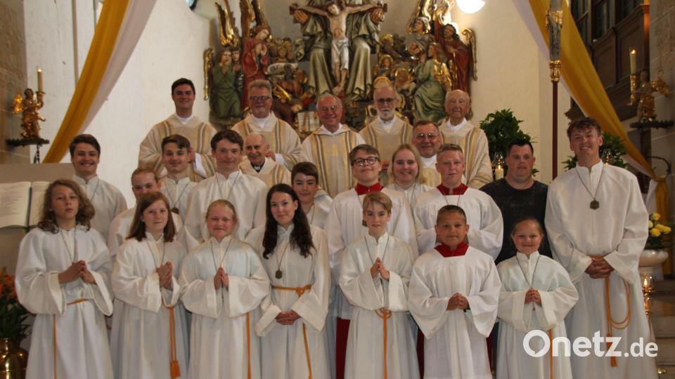 Groß war die Schar derer, die mit Pfarrer Ludwig Gradl (Hinten Mitte) sein Priester- und Geburtstagsjubiläum feierten. Bild: ads