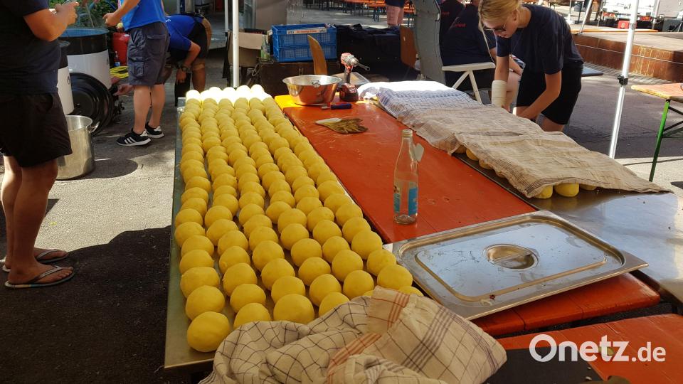Hunderte von Knödel liegen bereit, um im Wassertopf gekocht zu werden: Am Sonntag wurden sie als Beilage zur Sau vom Grill gereicht - sie erfreuten sich bei den Gästen bester Beliebtheit. Bild: Tobias Gräf