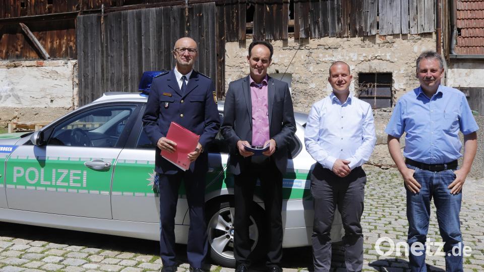 Mit Informationen zur Kriminalitätsentwicklung versorgt (von links) Erster Polizeihauptkommissar Thomas Dietrich die Bürgermeister Hans-Jürgen Strehl (Edelsfeld), Jörk Kaduk (Königstein) und Hermann Mertel (Hirschbach). Bild: mfh
