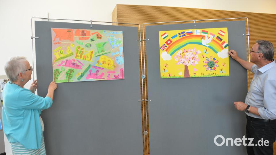 Die beiden Siegerbilder werden von der Vorsitzenden des Philipp-Neri-Werks, Ulrike Kießling, und Vorstandsmitglied Norbert Griesbacher für die Ausstellung in der Sparkasse an die Pinnwand geheftet. Bild: dob