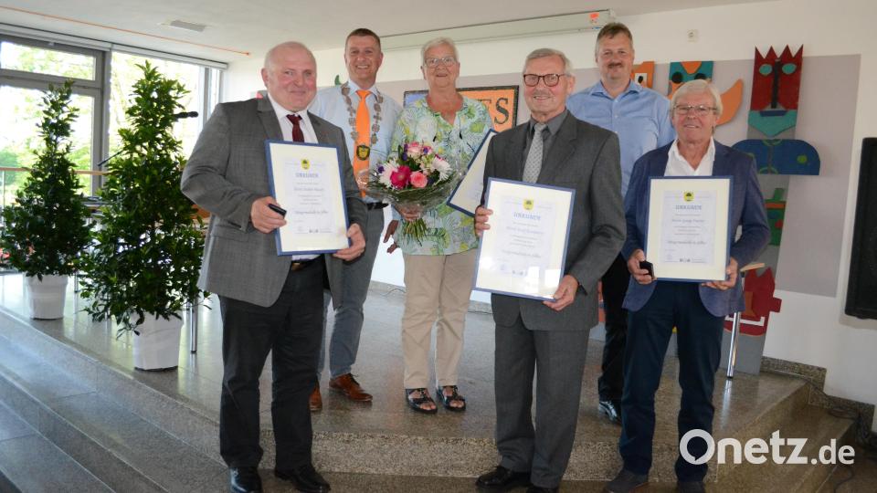 Für ihr langjähriges, ehrenamtliches Engagement werden sie ausgezeichnet: Hubert Pausch, Elisabeth Baldauf, Josef Kammerer und Georg Forster (von links). Bürgermeister Dietmar Schaller (Zweiter von links) und sein Stellvertreter Tobias Forster (Zweiter von rechts) gratulieren. Bild: kki