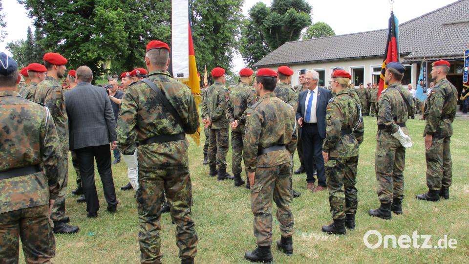 Nach dem Gelöbnis folgte die Gratulation durch den stellvertretenden Landrat (auf dem Bild Franz Mädler), Bgm. Uwe König und die beiden Kommandeure aus Kümmersbruck und Volkach. Bild: Josef Schmaußer