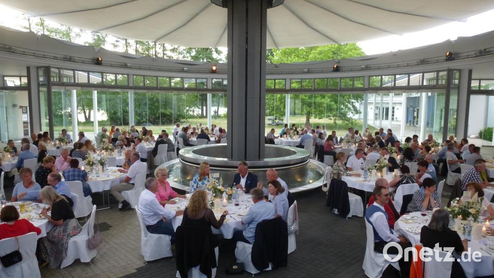 In völlig neuem Format als Sommerfest ging die Jubilarehrung erstmals im herrlichen Ambiente des Innovision Center über die Bühne Bild: bk