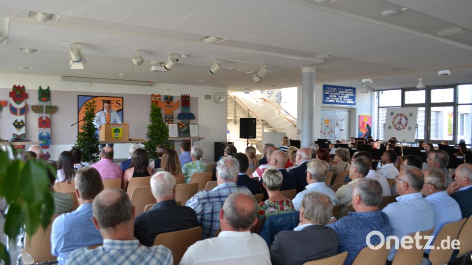In der festlich geschmückten Aula fand die Feierstunde zur Übergabe der Bürgermedaille statt. Bild: kki