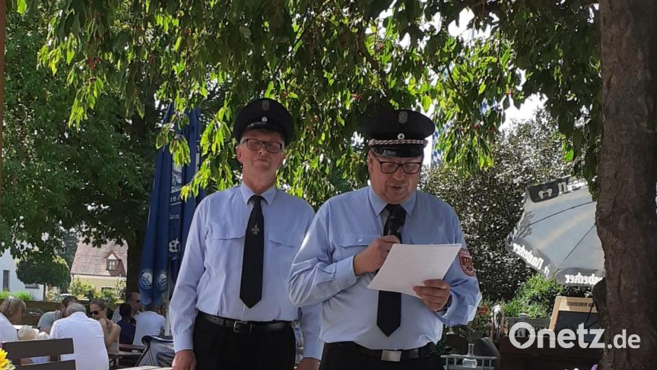 Der Vorsitzende der Kötzersrichter Feuerwehr, Franz-Josef Rauch (rechts), und Kommandant Martin Weiß begrüßen die Festgäste. Bild: Helga Kamm