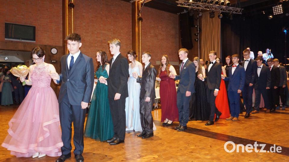 Beim Abschlussball der Mittelschulen Vohenstrauß und Pleystein wagen sich 37 Paare aufs Tanzparkett. Bild: Kerstin Wallmeyer/exb