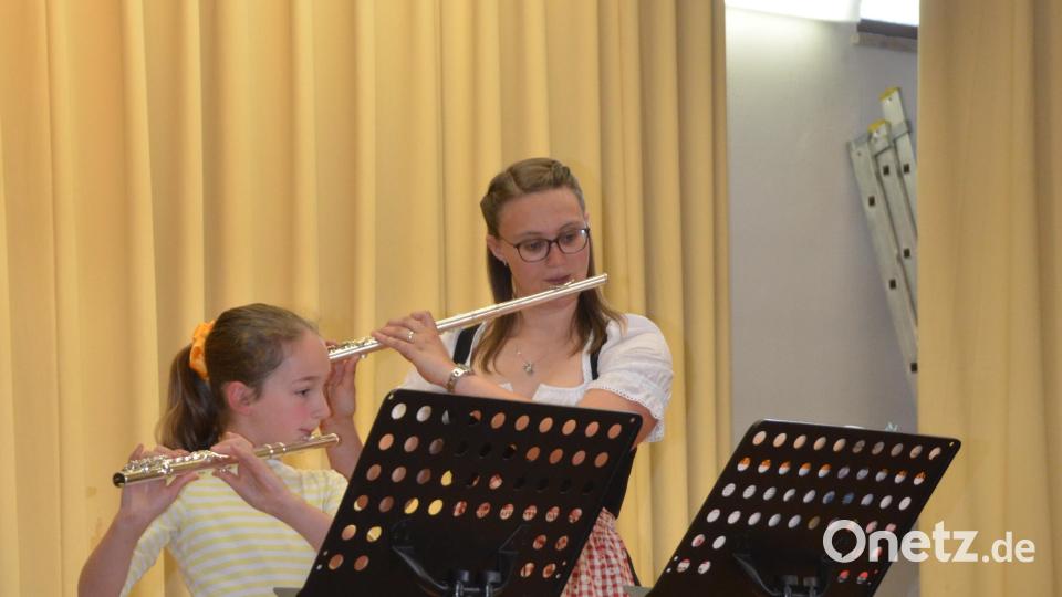 Magdalena Schiffmann und Laura Sollfrank (von links) auf der Josefsheim-Bühne. Bild: Stadtkapelle Mitterteich/exb