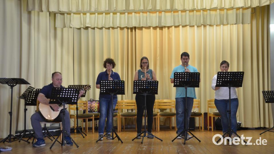 Die Altflötengruppe bei ihrem Auftritt, von links Gitarrist Josef Dill, Christa Hinz, Anja Dreßel, Christian Brand und Maria Zintl-Dill. Bild: Stadtkapelle Mitterteich/exb
